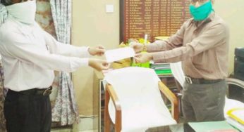 ঝাড়গ্রাম রাজ কলেজ ফিজিক্স অ্যালুমনি অ্যাসোসিয়েশন ঝাড়গ্রামের মহকুমা শাসকের হাতে কোভিড-১৯ এর জন্য ৫ হাজার টাকার চেক তুলে দিলেন
