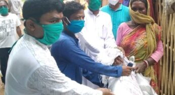 জলে প্লাবিত ঝাড়াগেড়িয়ার দুঃস্থ মানুষজনের পাশে দাঁড়ালেন রাজ্যের ‘যুবশক্তি’র যোদ্ধারা