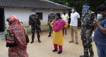 সাঁকরাইলের আক্রান্ত করোনা যোদ্ধার বাড়িতে গিয়ে পাশে থাকার আশ্বাস দিলেন ঝাড়গ্রামের জেলাশাসক আয়েষা রানি এ