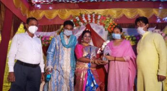 বিয়ে বাড়িতে নব দম্পতির করোনা সচেনতার বার্তা