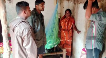 জামবনির টুলিবড় গ্রামে বৃষ্টির জেরে জলমগ্ন পরিবারের পাশে দাঁড়ালেন ‘যুবযোদ্ধা’ হিমাংশু দত্ত