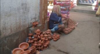 হরেক রকমের প্রদীপের পসরা সাজিয়ে বসেছে<br>কুমোররা