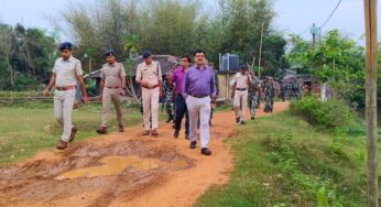 “আপনারা নির্ভয় ভোট দিন আমরা রয়েছি” পুকুরিয়া গ্রামে কেন্দ্রীয় বাহিনীর সঙ্গে নিয়ে রুটমার্চের সময় বললেন মহকুমা শাসক