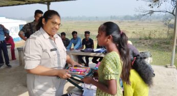 খুদে পড়ুয়াদের ক্লাস নিলেন বেলপাহাড়ির এসডিপিও শ্রেয়া সরকার