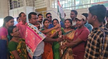 রাধানগর অঞ্চলের বৈঠকে যোগ দিলেন নির্দল পঞ্চায়েত সদস্য, তৃণমূলের পতাকা তুলে দিলেন মন্ত্রী