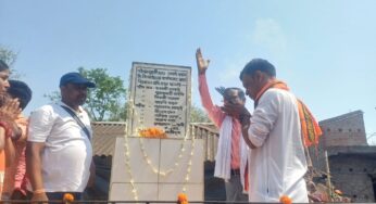 নেতায়ের শহীদ বেদীতে মাল্যদান করে শহীদদের শ্রদ্ধা জানালেন বিজেপি প্রার্থী