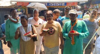 শরীরকে ঠান্ডা রাখার জন্য তরমুজের উপর ভরসা রেখেই তীব্র দাবদাহে প্রচারে তৃণমূলের কালিপদ