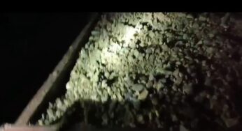 রাতের অন্ধকারে বেআইনিভাবে নদী থেকে গুটি তুলে পাচার করার সময় ট্রাক্টার আটক করলো গ্রামবাসীরা!