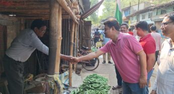 ঝাড়গ্রাম সব্জি বাজারে নির্বাচনী প্রচারে কংগ্রেস পার্থী প্রসেনজিৎ দে